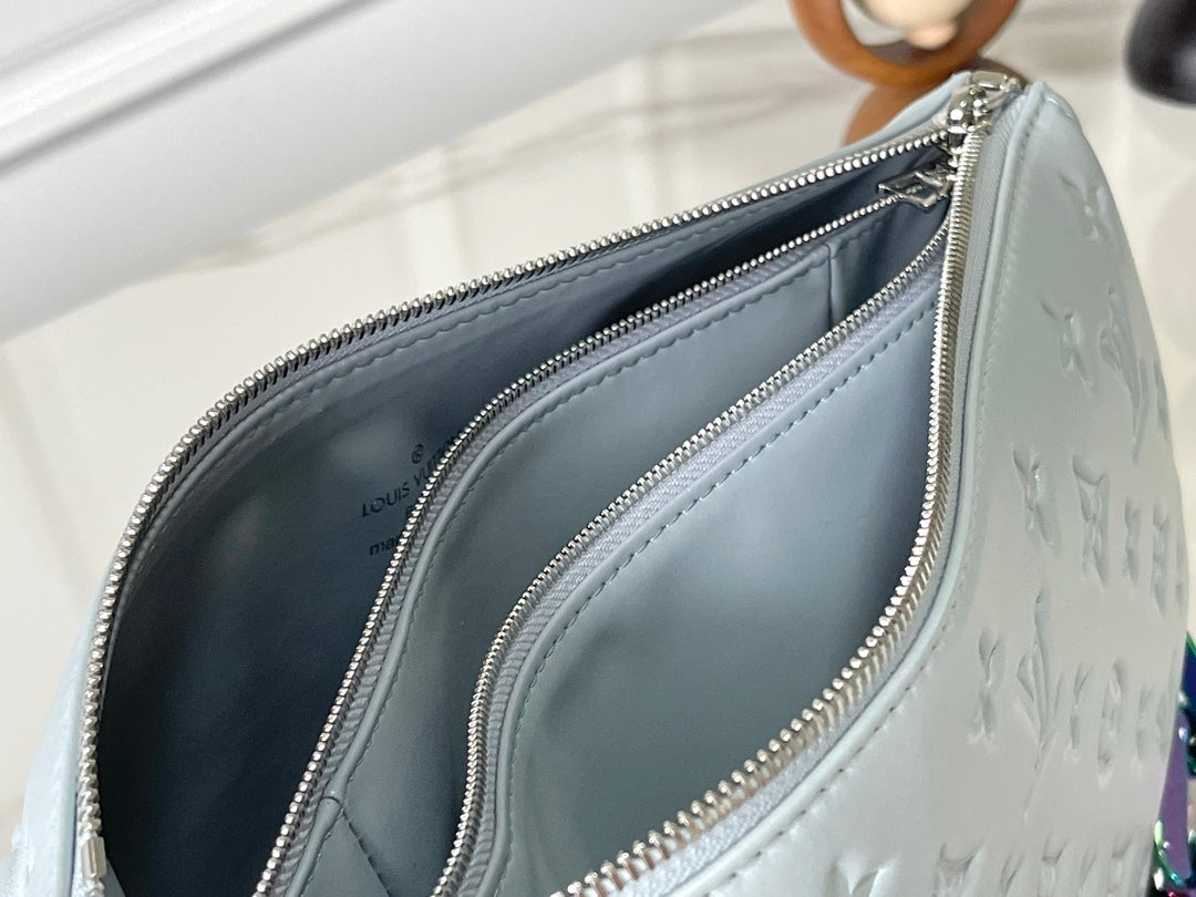 COUSSIN PM 26 EN PIEL DE CORDERO GRIS CON MONOGRAMA EN RELIEVE