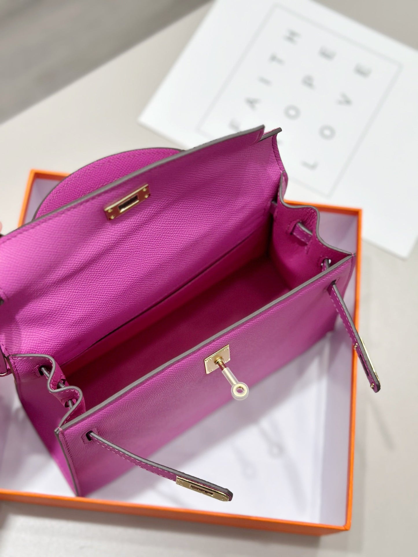HM Kelly 25 cm, piel Epsom rosa, herrajes dorados