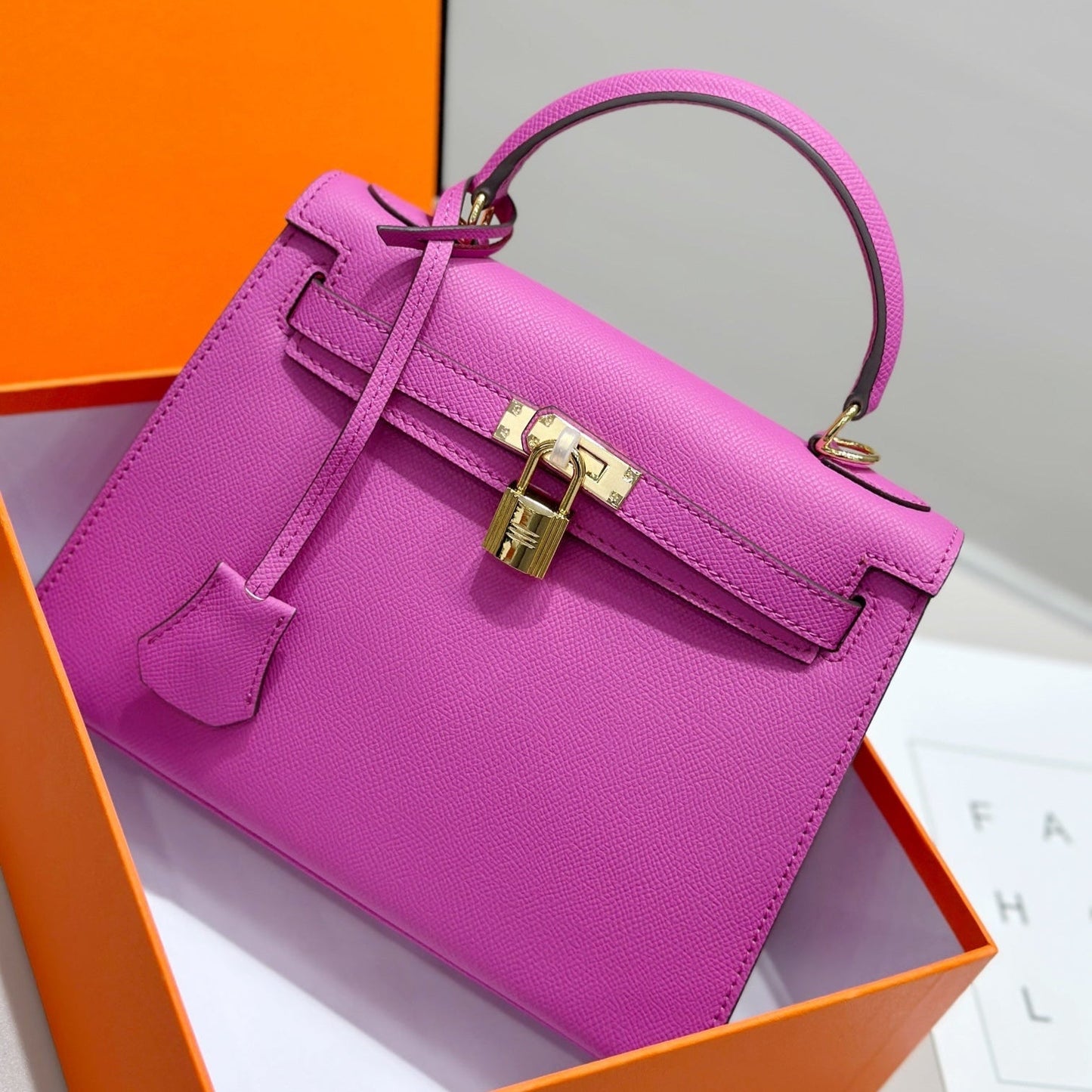 HM Kelly 25 cm, piel Epsom rosa, herrajes dorados
