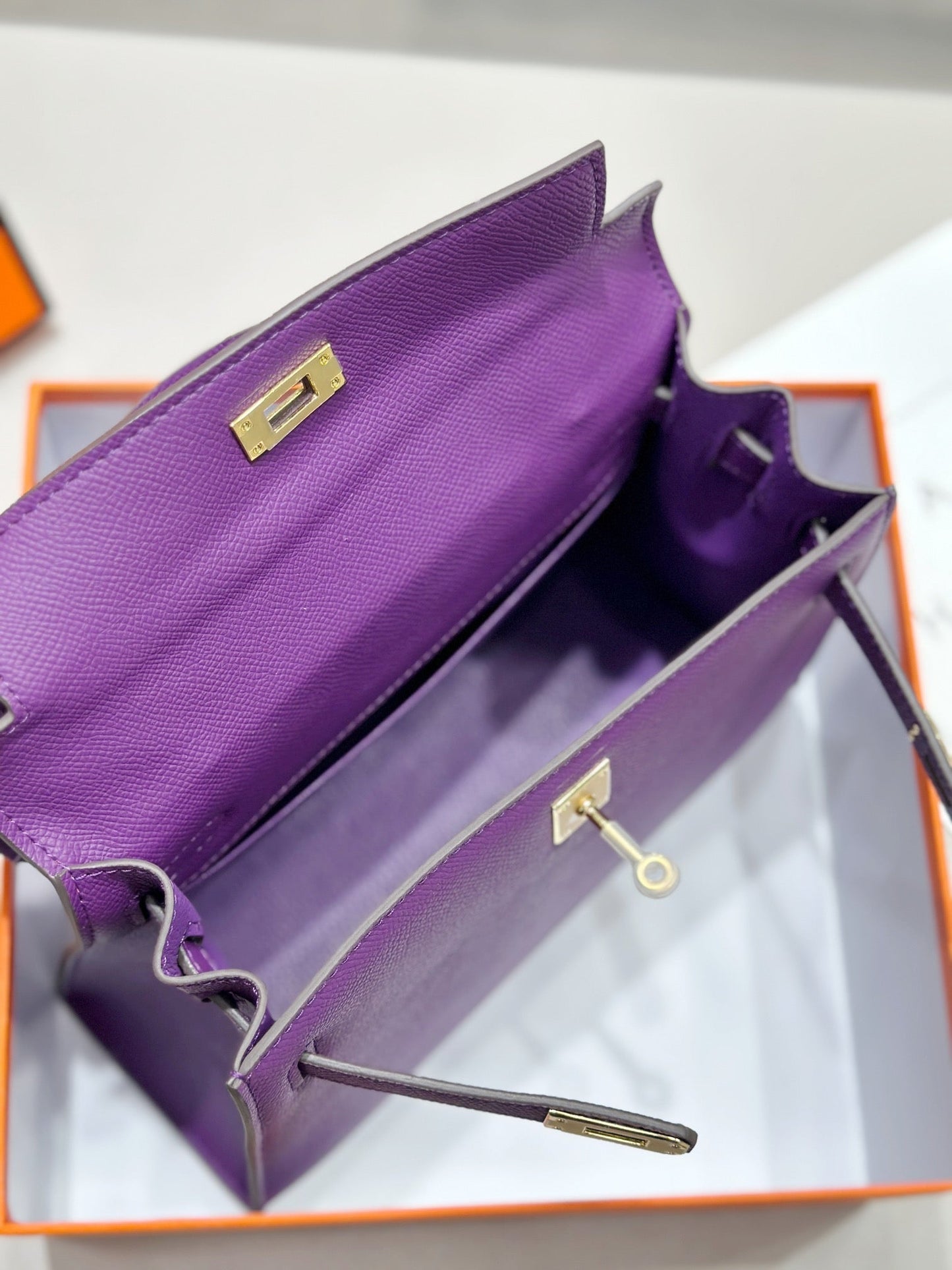 HM Kelly 25 cm, piel Epsom morada, herrajes dorados