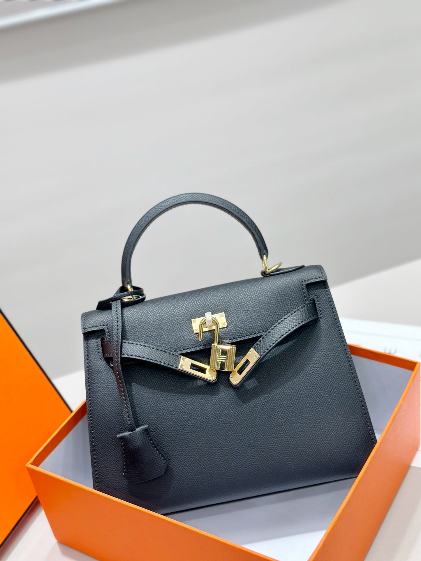 HM Kelly 25 cm, cuero Epsom negro, herrajes dorados