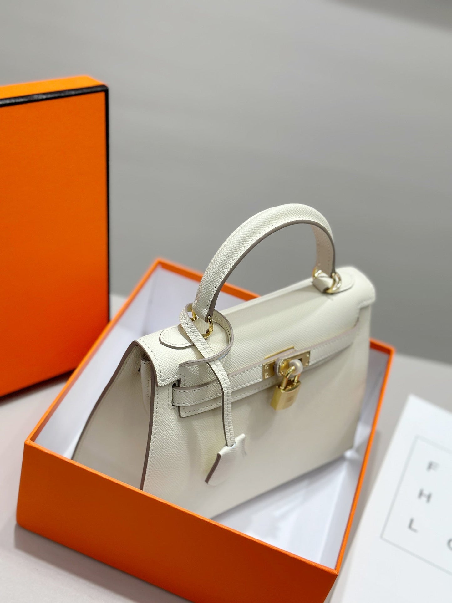 HM Kelly 25 cm, piel Epsom color crema, herrajes dorados