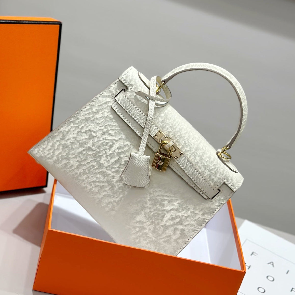 HM Kelly 25 cm, piel Epsom color crema, herrajes dorados