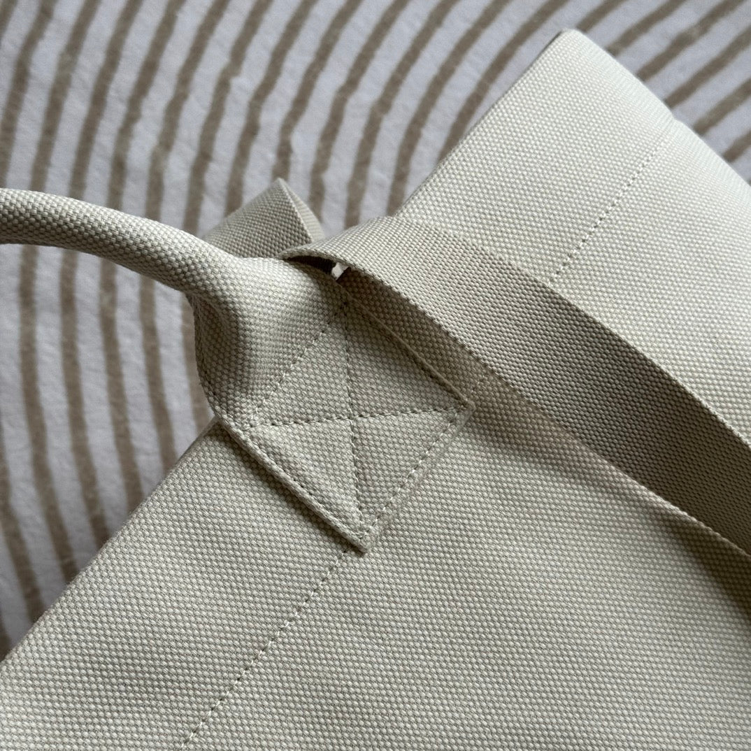 BOLSA TOTE 40 EN LONA BLANCA CON RIBETE DE TRIBANDA Y LOGO EN RELIEVE