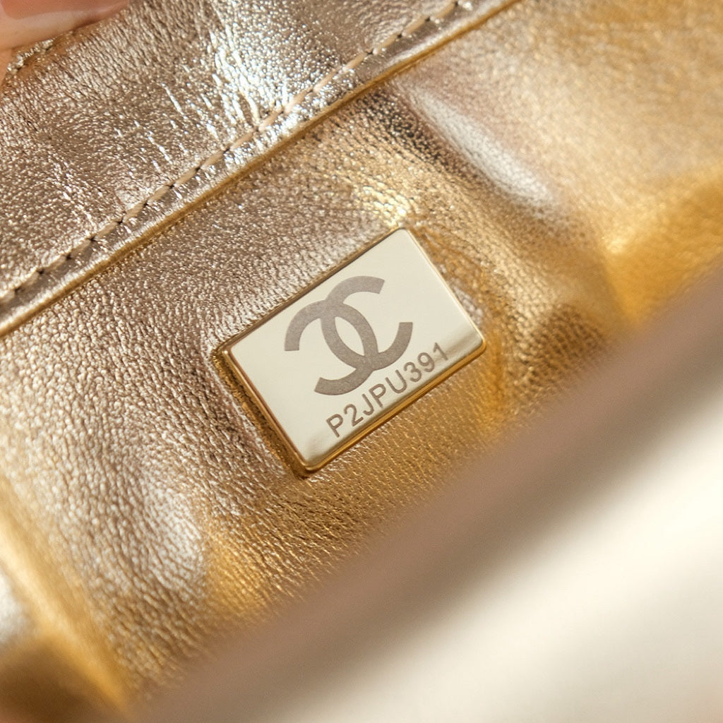 Sac à rabat 25C 21 cm en cuir de veau blanc à paillettes denses