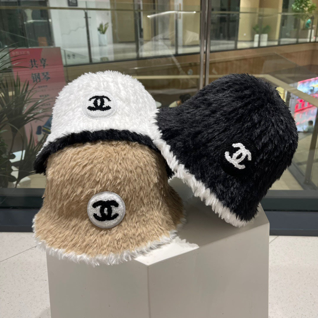 CHAPEAU BUCKET EN FOURRURE D'AGNEAU NOIRE ET BLANCHE 420892