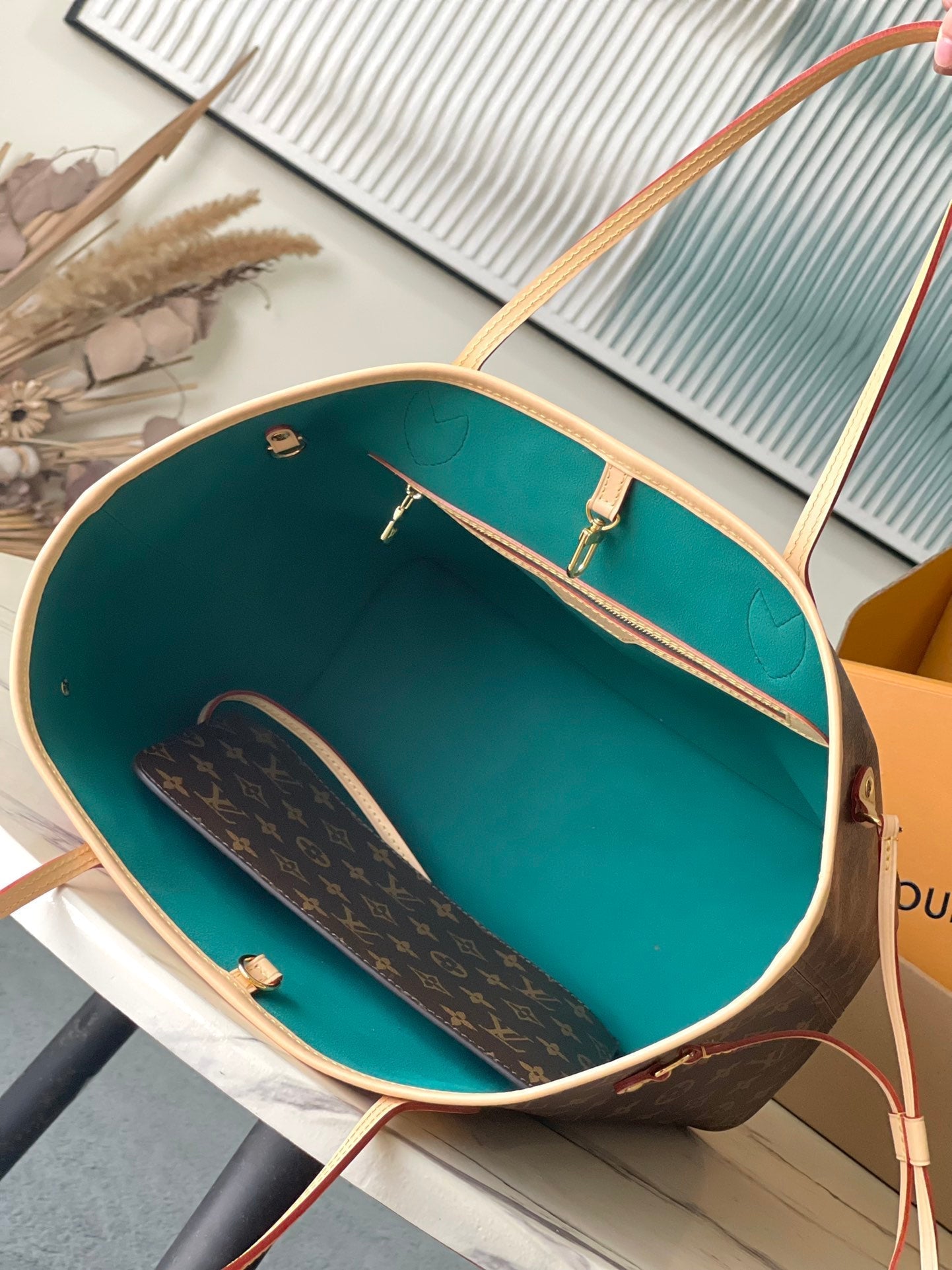 NEVERFULL MM 31 EN TOILE MONOGRAMME MARRON AVEC PATCH LAPIN ROSE