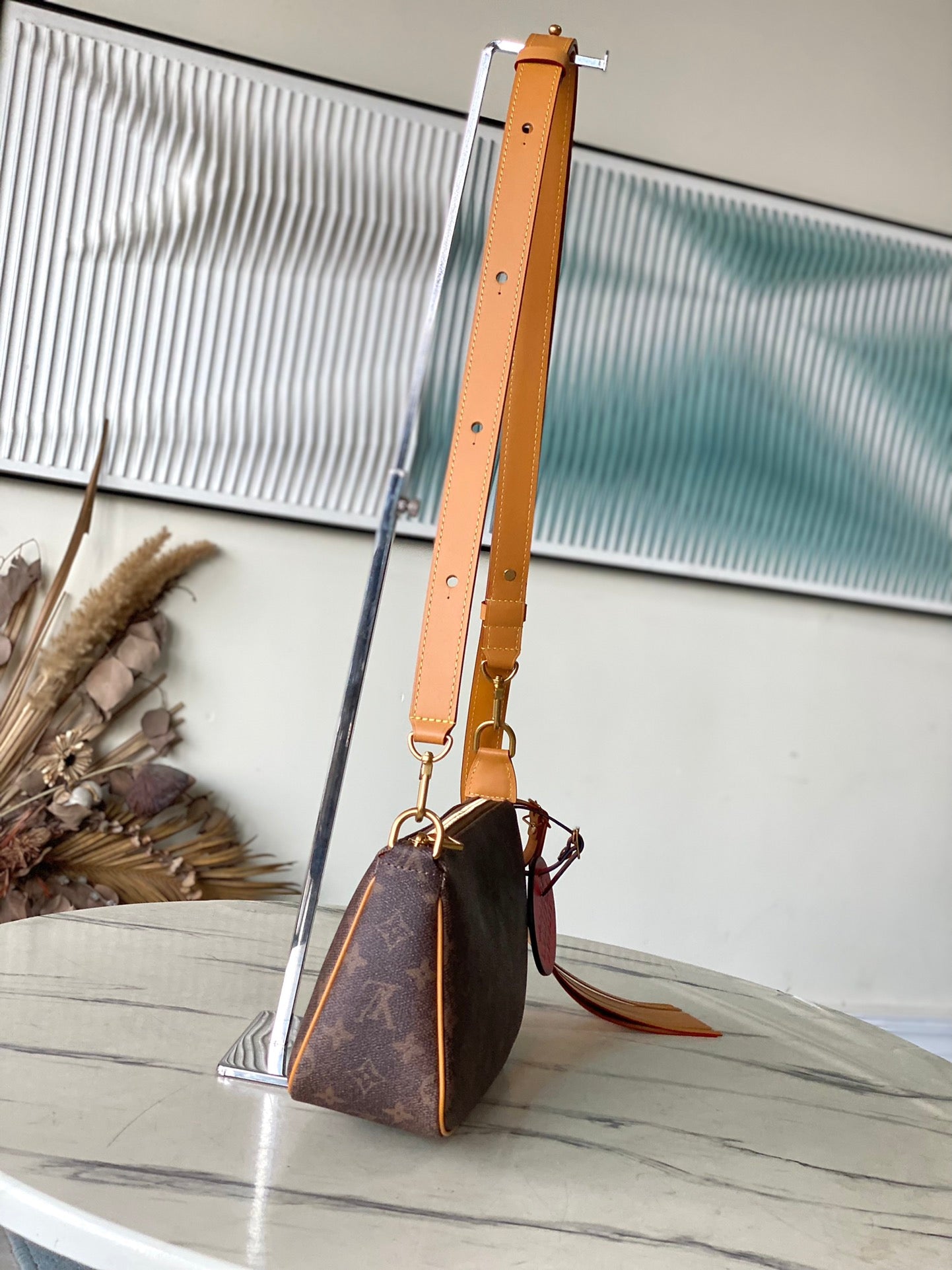 BOLSO DE ACCESORIO XL 28 EN LONA POLVO CON MONOGRAMA MARRÓN