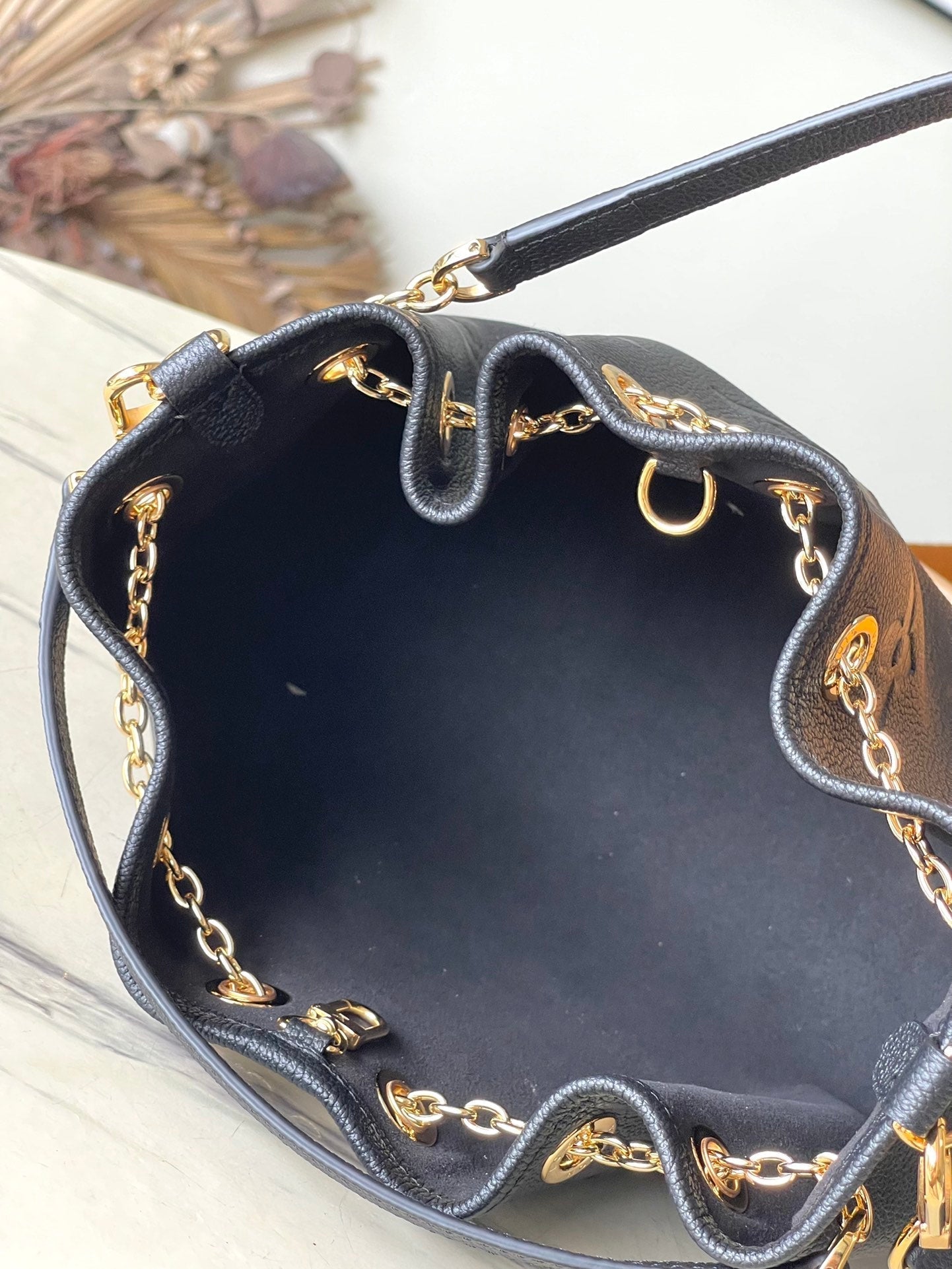 PAQUETE DE 28 EN PIEL NEGRA CON MONOGRAMA IMPRESO Y HERRAJES DORADOS