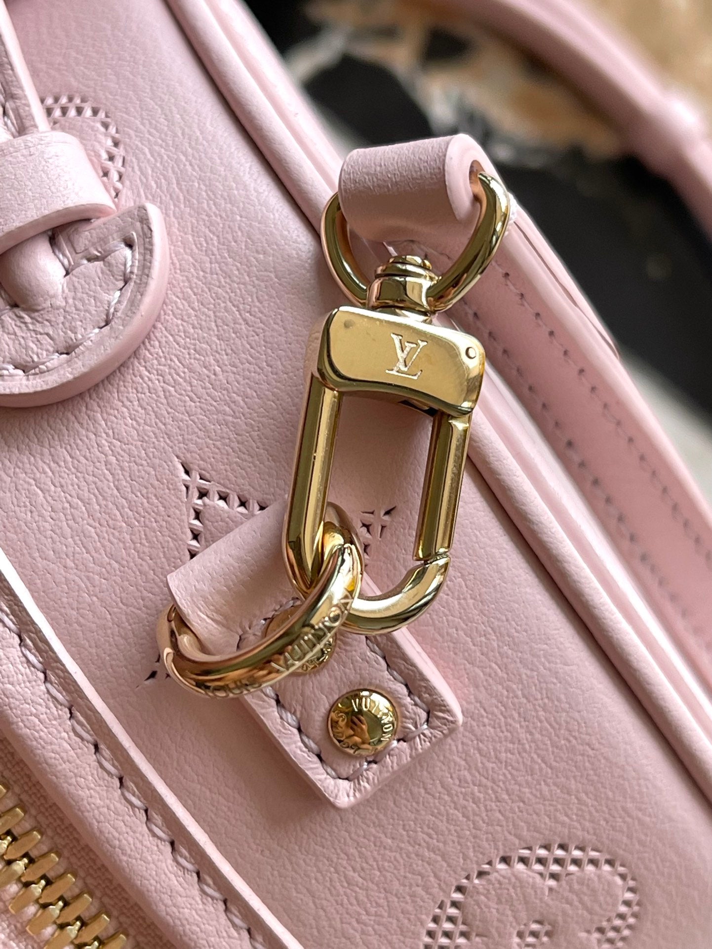 MINI BOÎTE CHAPEAU 13 EN CUIR DE VEAU PERFORÉ MONOGRAMME ROSE CLAIR