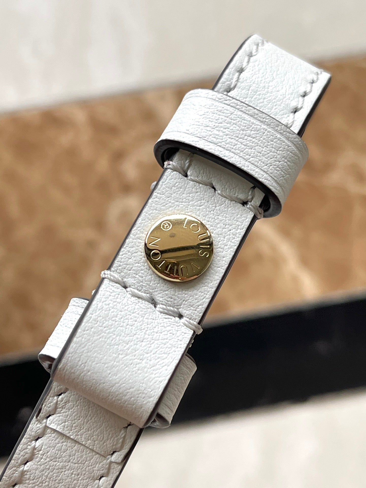 CARTERA CON CADENA IVY 23 EN PIEL DE BECERRO PERFORADA CON MONOGRAMA BLANCO Y HERRAJES DORADOS