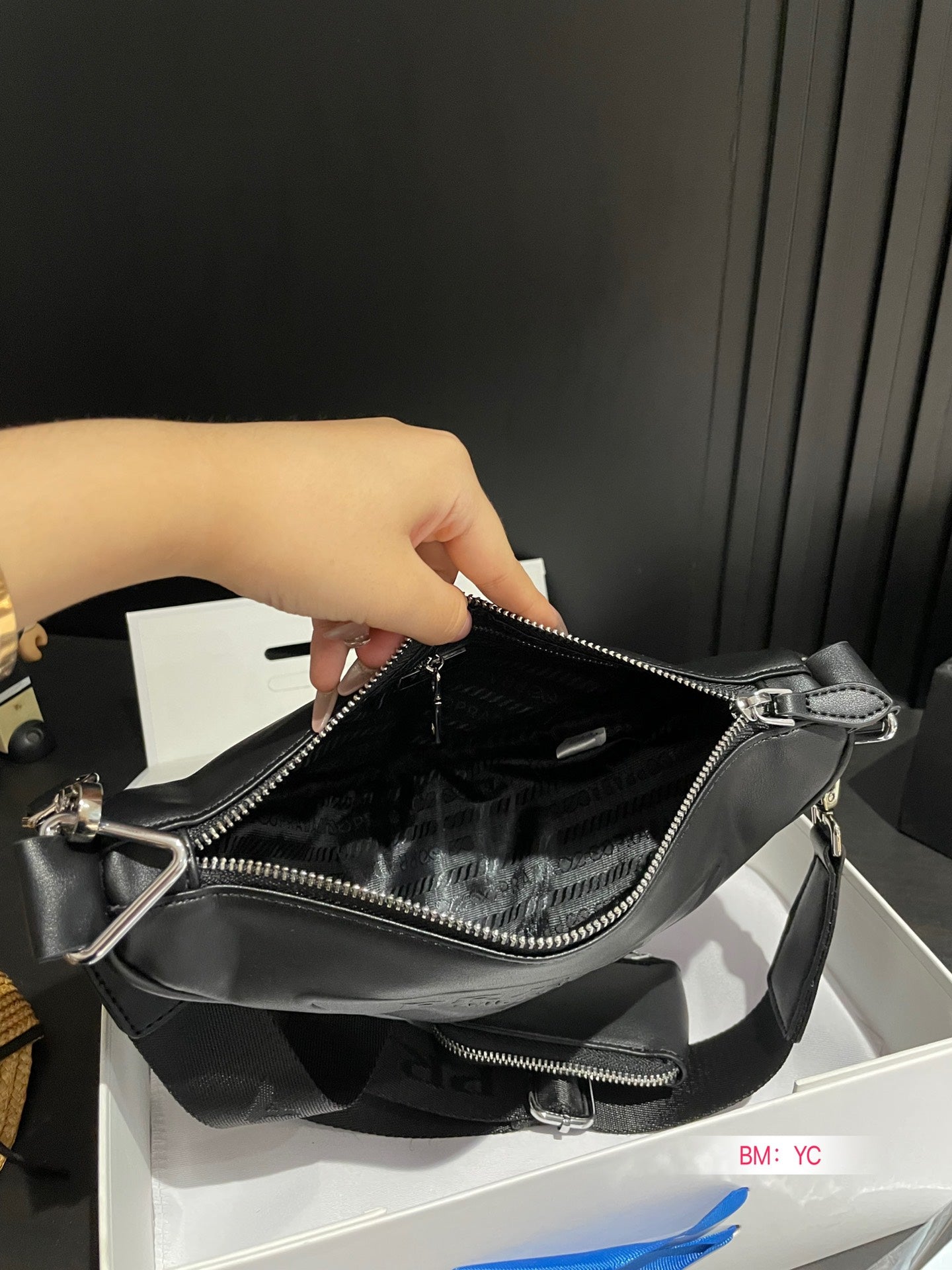 SAC À BANDOULIÈRE PRA TRIANGLE 26 EN CUIR DE VEAU NOIR