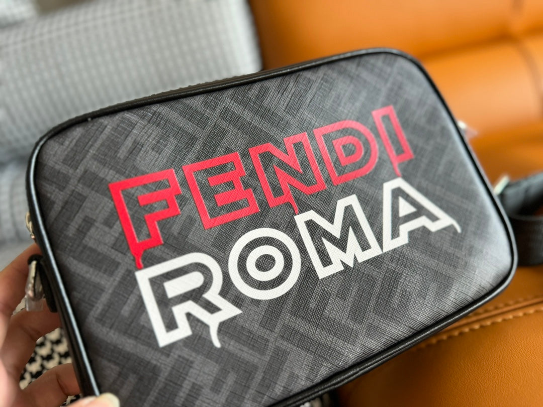 CLUTCH 22 CON MOTIVO FF EN TEJIDO TEXTURIZADO GRIS OSCURO Y RIBETE DE PIEL DE CORDERO NEGRA