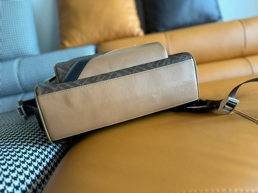 MINI MOCHILA FENDI 44 EN TEJIDO JACQUARD CON MONOGRAMA MARRÓN CAMEL Y PIEL DE BECERRO