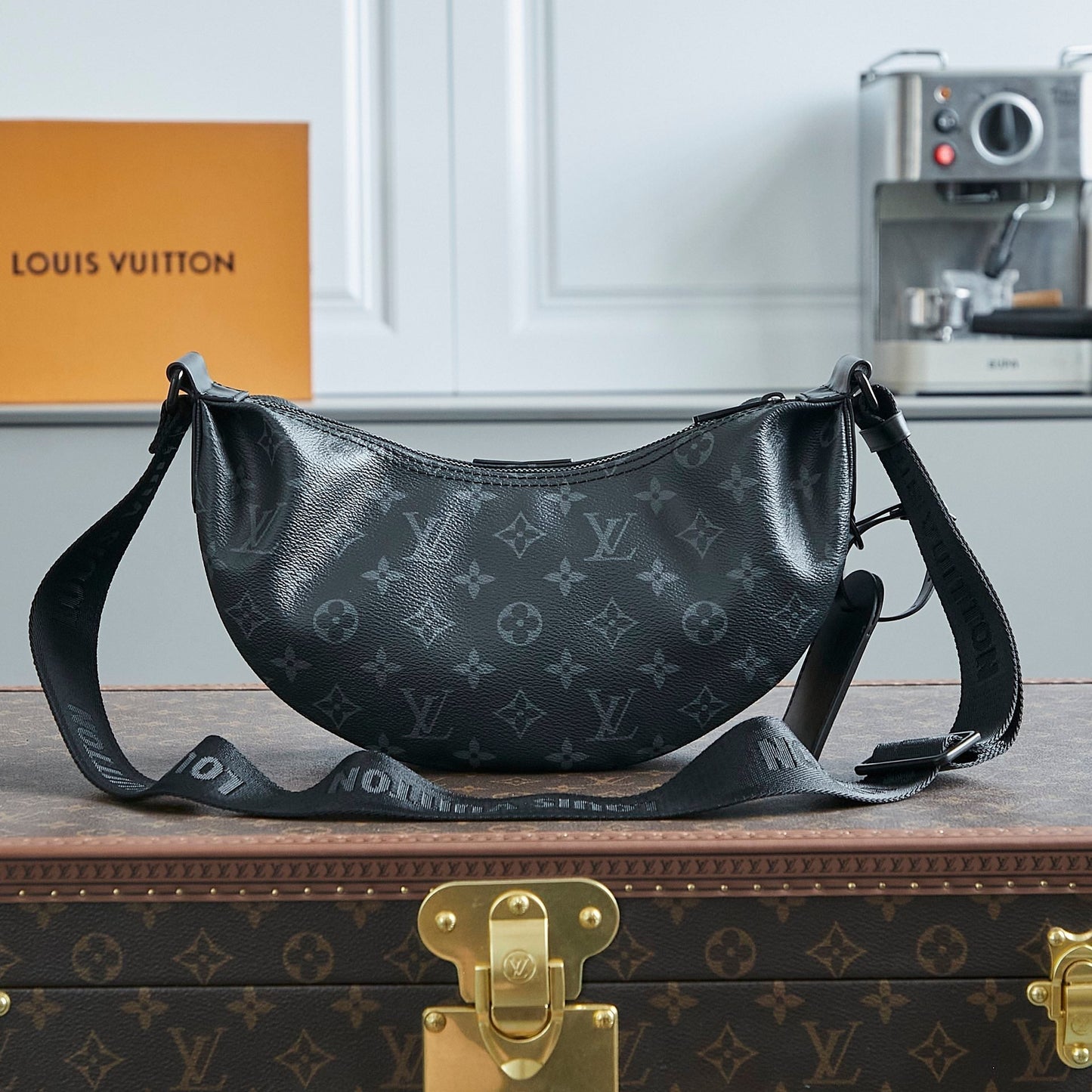BOLSO HAMAC 28 EN LONA NEGRA MONOGRAMA ECLIPSE