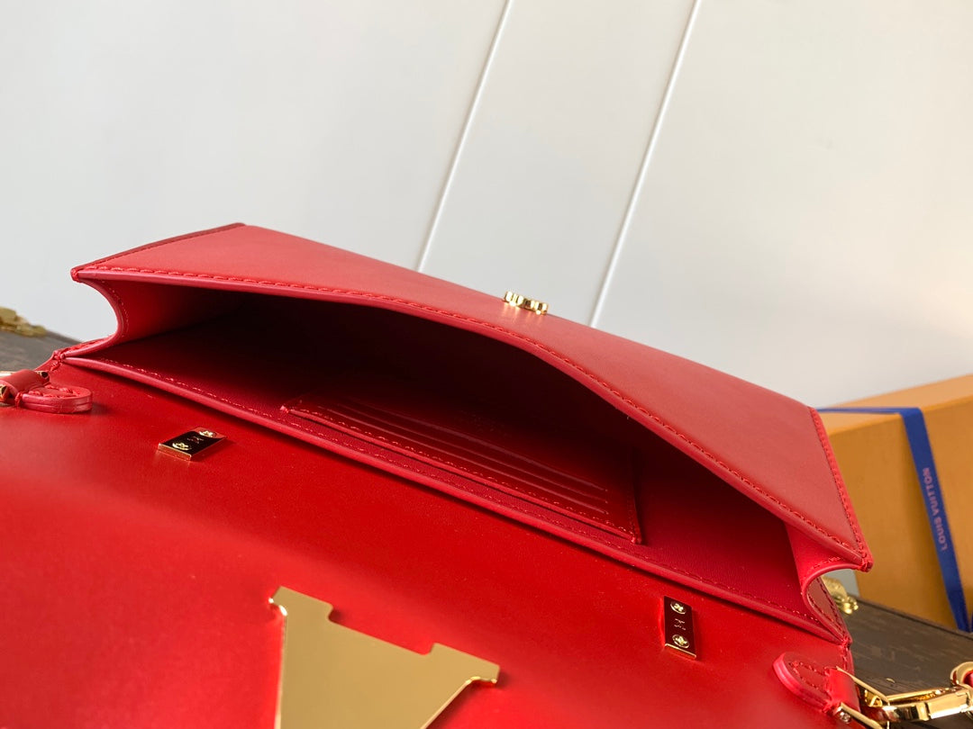 CARTERA CON CADENA CAPUCINES 23 EN PIEL DE BECERRO LISA ROJA CON HERRAJES DORADOS