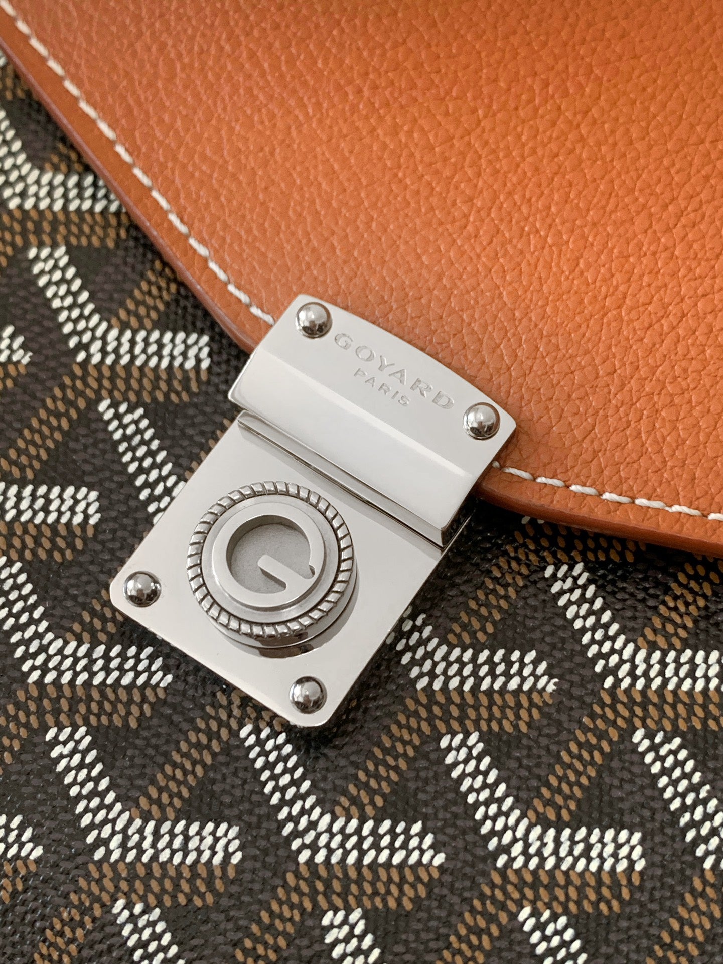 CARTERA CHIPRE 21 EN LONA GOYARDINE NEGRA Y PIEL DE BECERRO COLOR MARRÓN