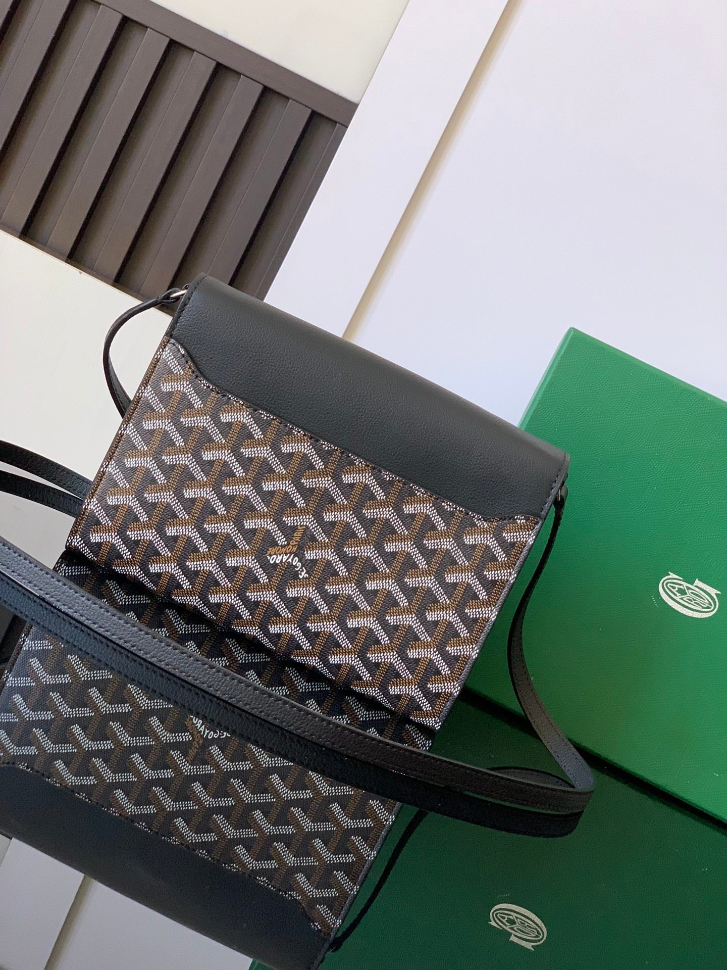 CARTERA CHIPRE 21 EN LONA GOYARDINE NEGRA Y PIEL DE BECERRO