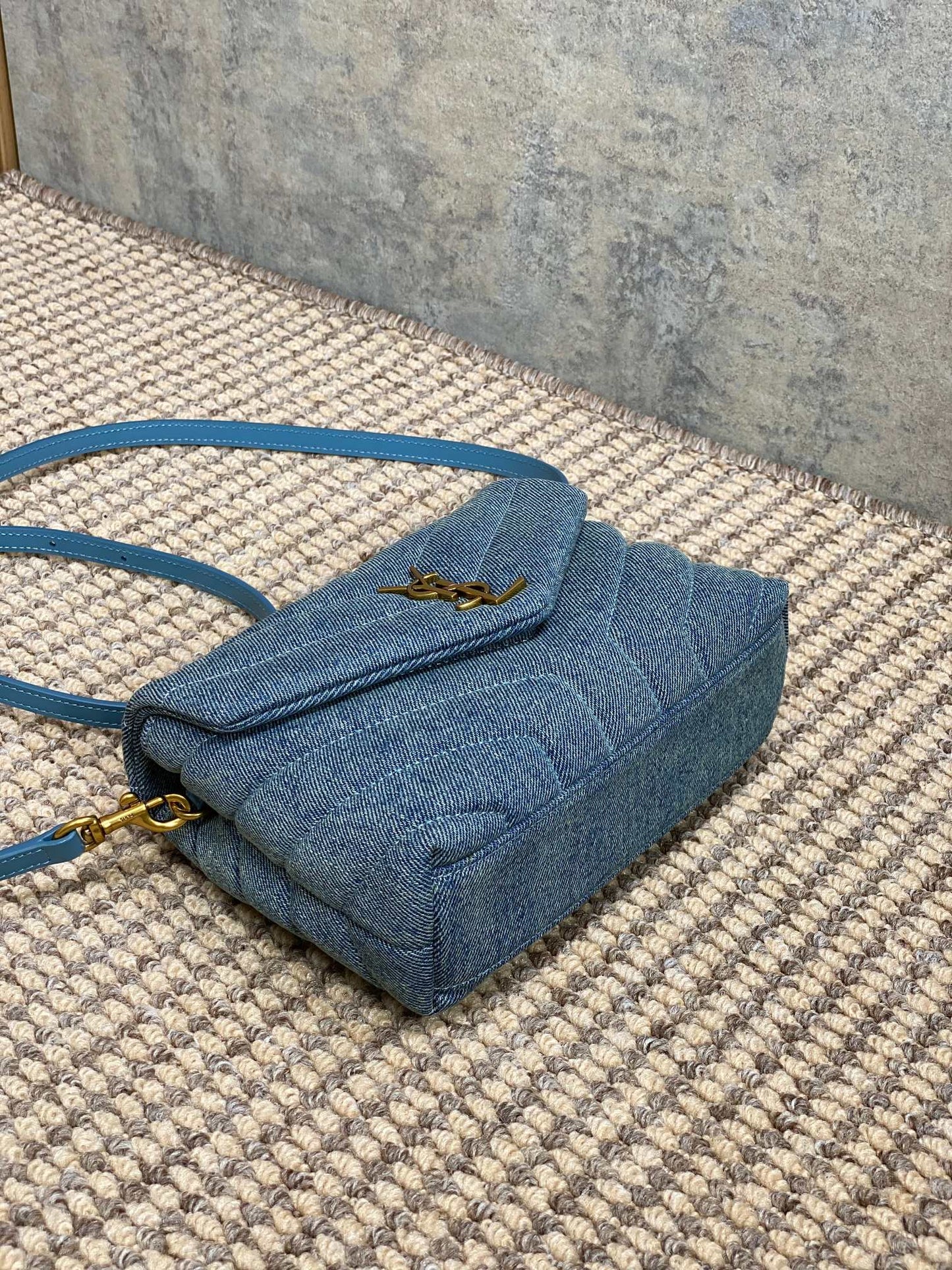 BOLSO LOULOU MINI 20 EN AZUL VAQUERO CON HERRAJES DORADOS
