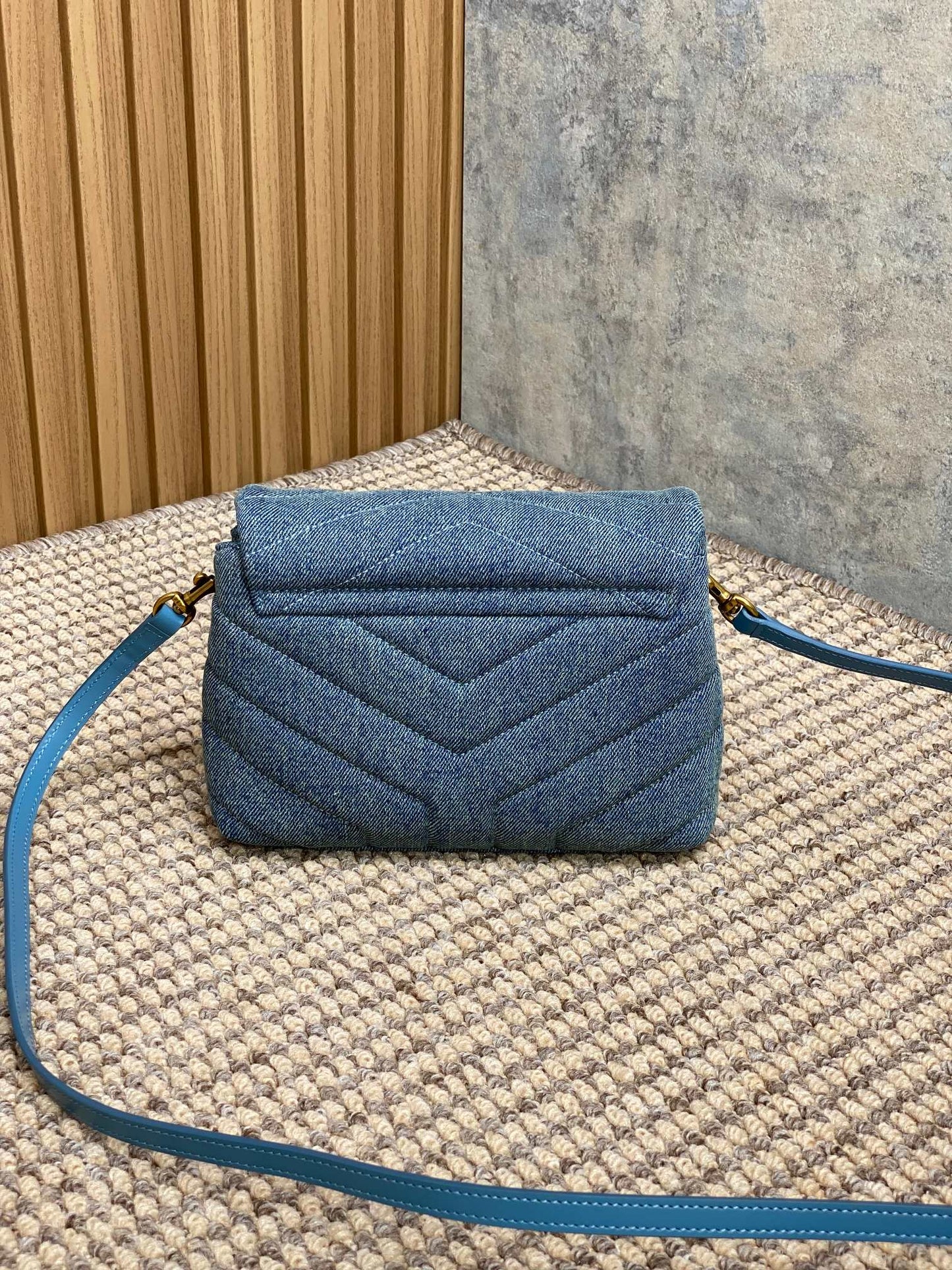 BOLSO LOULOU MINI 20 EN AZUL VAQUERO CON HERRAJES DORADOS