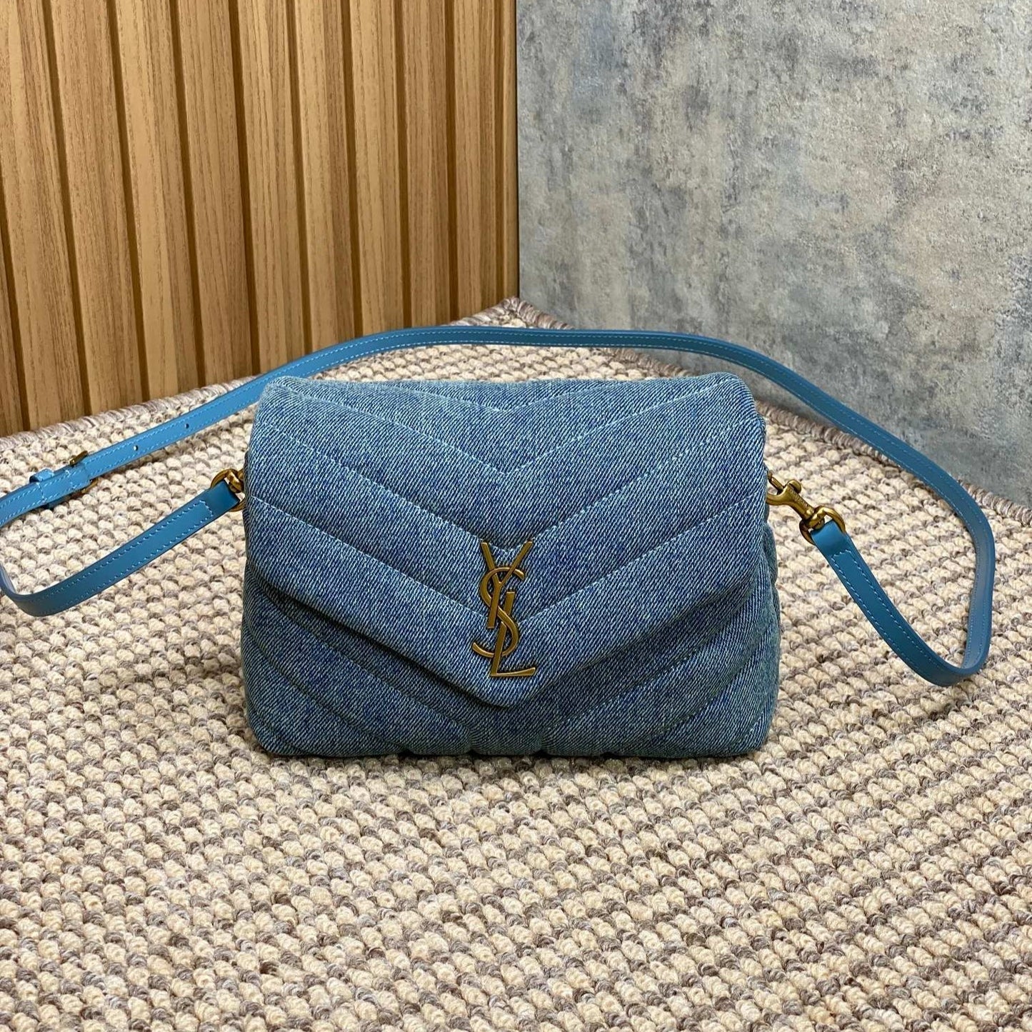 BOLSO LOULOU MINI 20 EN AZUL VAQUERO CON HERRAJES DORADOS