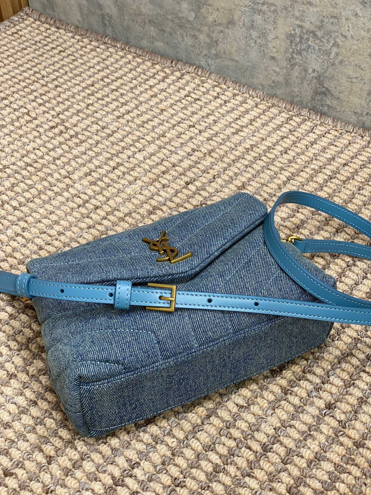 BOLSO LOULOU MINI 20 EN AZUL VAQUERO CON HERRAJES DORADOS