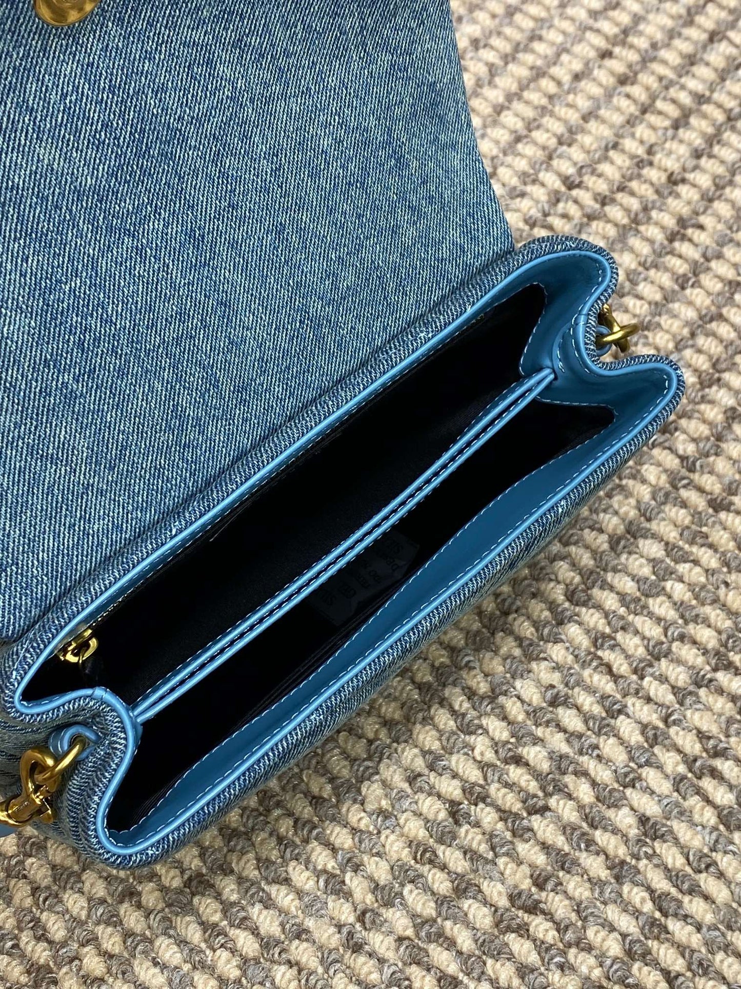 BOLSO LOULOU MINI 20 EN AZUL VAQUERO CON HERRAJES DORADOS