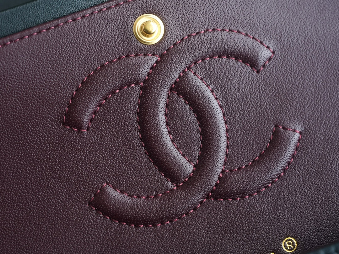 SOLAPA CLÁSICA 25 PIEL DE CORDERO NEGRA HARDWARE DORADO CLARO