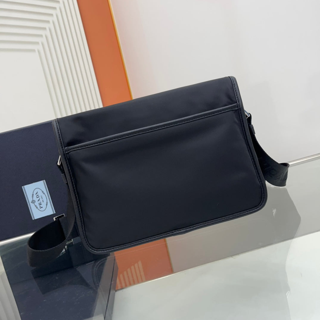 BOLSO DE HOMBRO PRA SMALL 26 EN PIEL SAFFIANO NEGRA