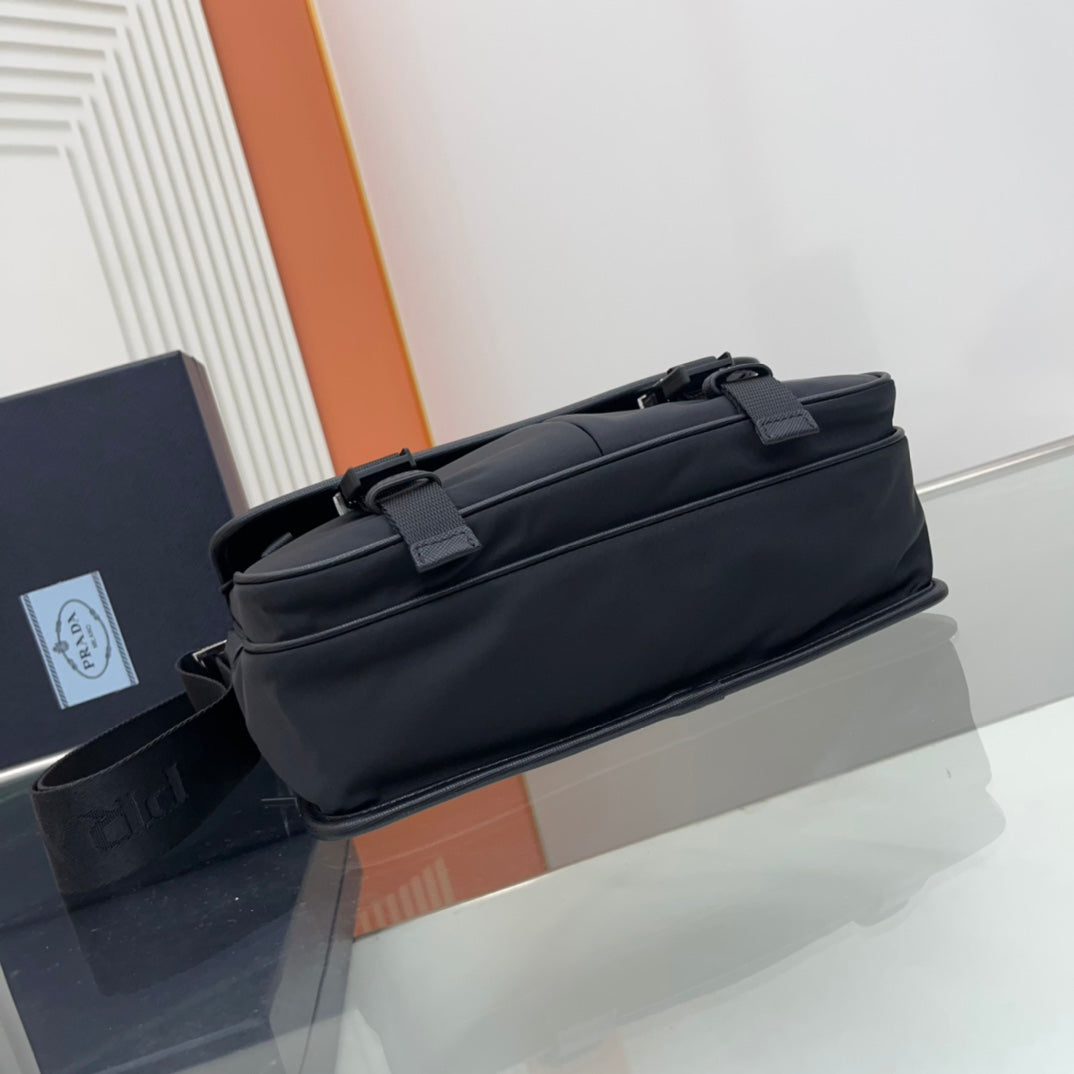 BOLSO DE HOMBRO PRA 26 EN RE-NYLON NEGRO Y PIEL SAFFIANO