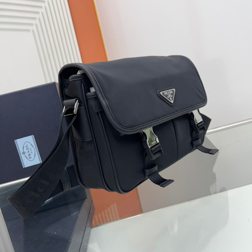 BOLSO DE HOMBRO PRA SMALL 26 EN PIEL SAFFIANO NEGRA