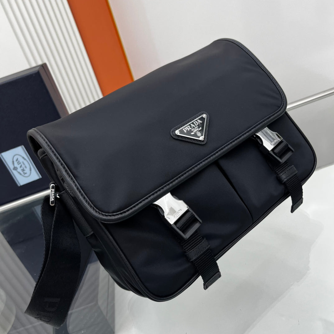 BOLSO DE HOMBRO PRA SMALL 26 EN PIEL SAFFIANO NEGRA
