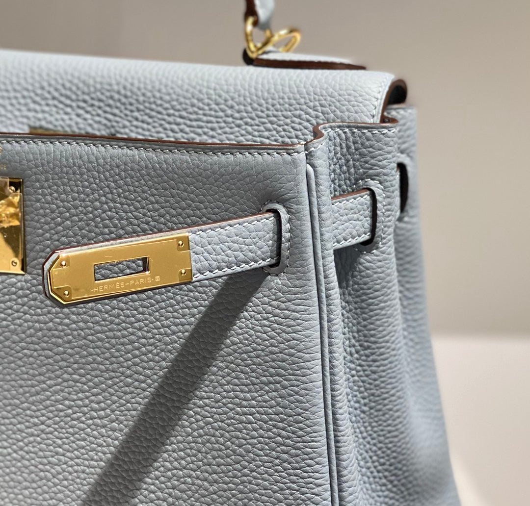 HM KELLY 28 CM GRIS TOGO HARDWARE DORADO