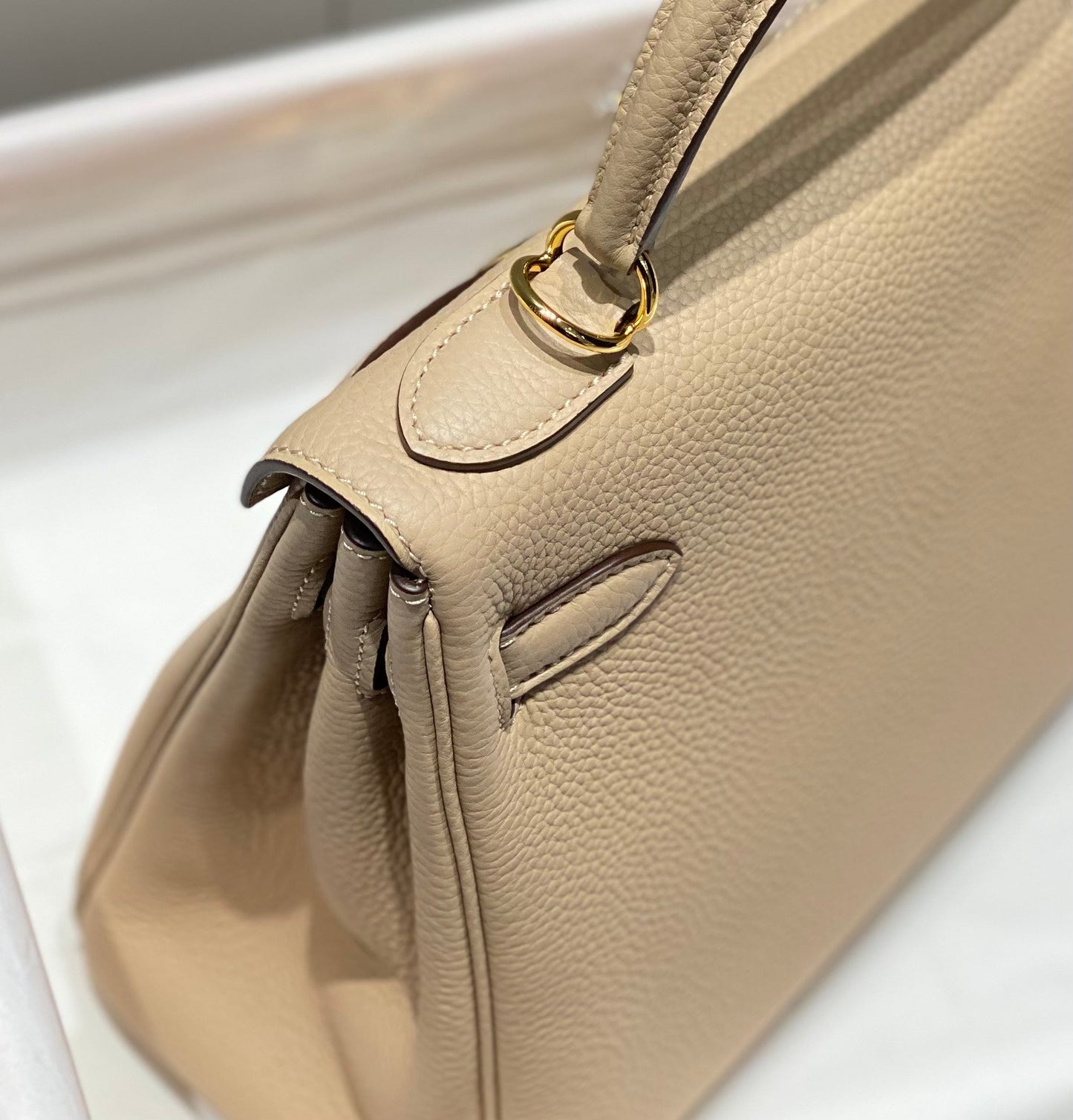 HM KELLY 28 CM BEIGE CLARO TOGO HARDWARE DORADO
