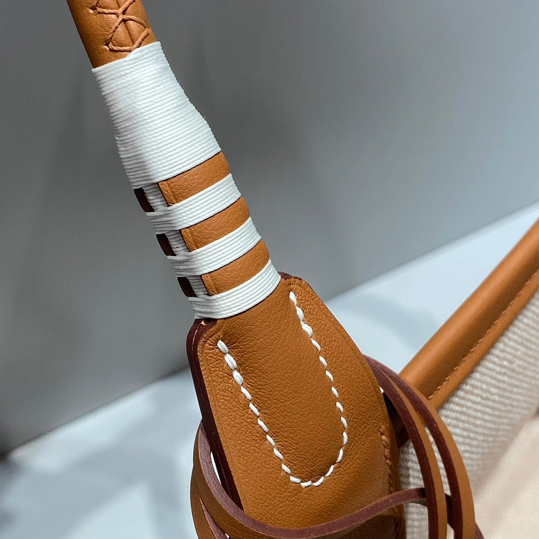 Bolso HM Steeple 28 de piel de becerro marrón y lona blanca y marrón