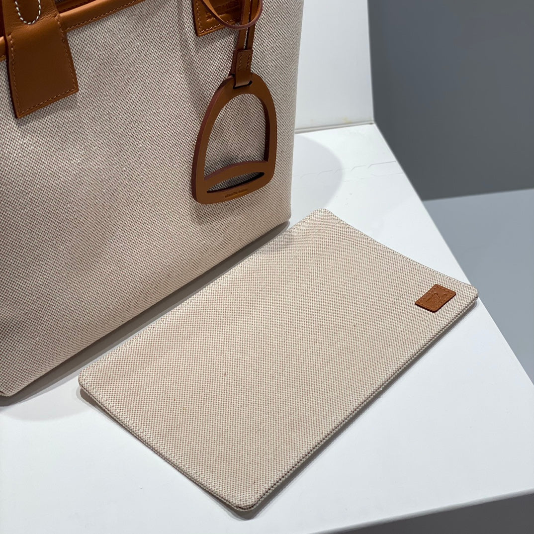 Bolso HM Steeple 28 de piel de becerro marrón y lona blanca