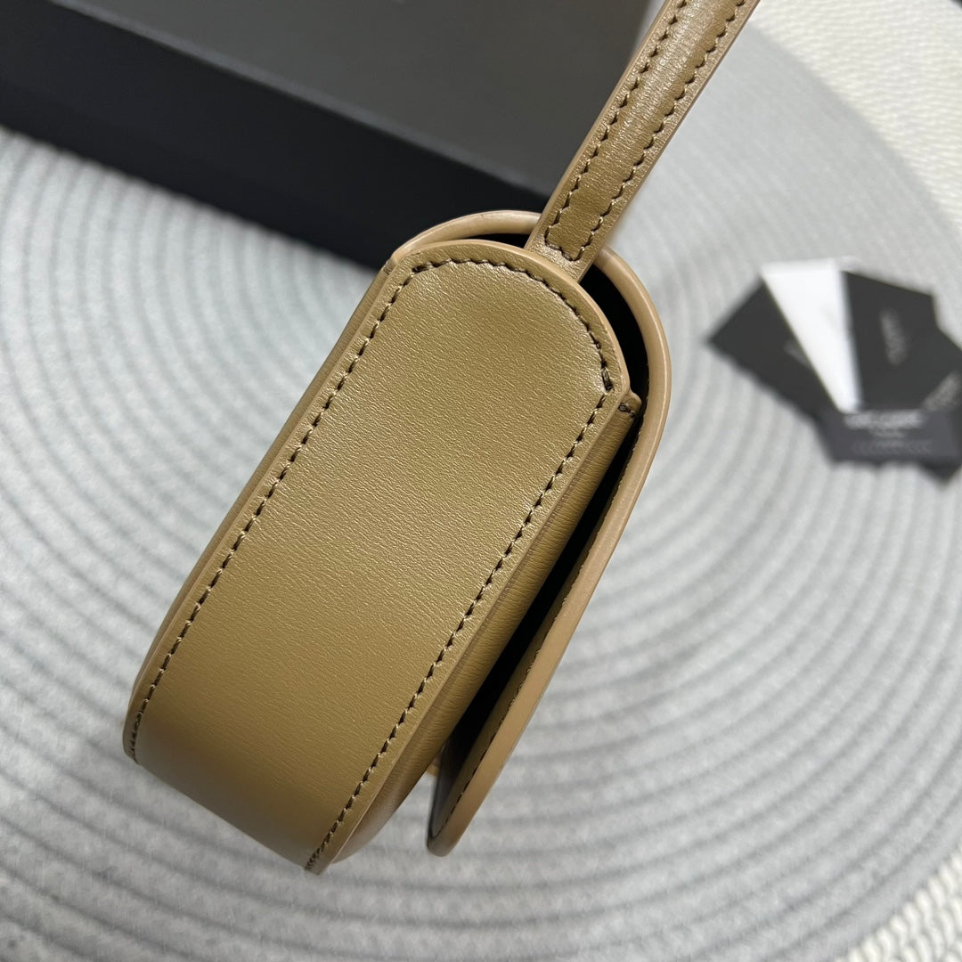 VOLTAIRE EN CAJA 21 EN PIEL DE BECERRO MARRÓN CARAMELO CON LOGOTIPO DORADO