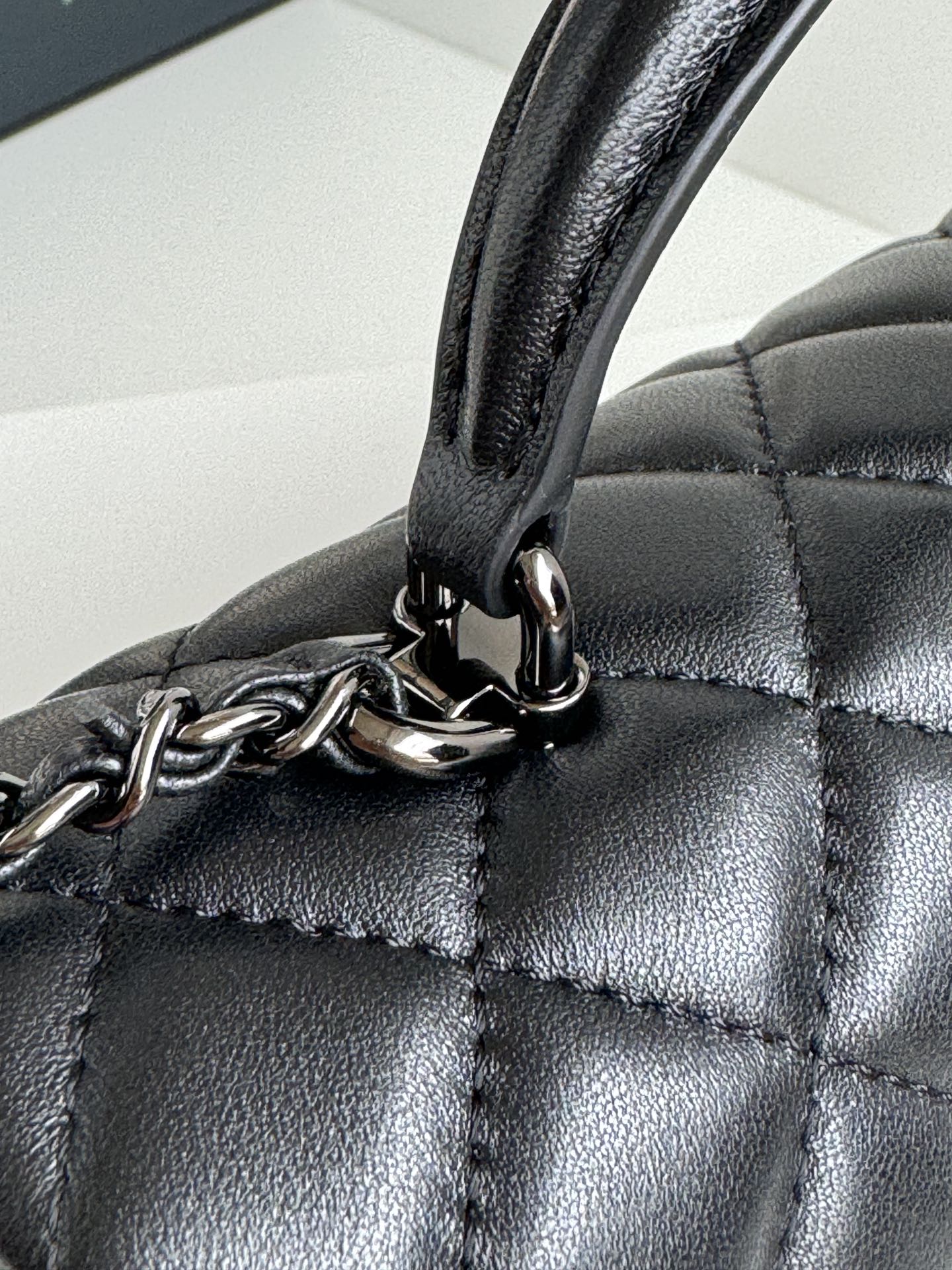 Bolso mini con solapa de 20 cm y asa superior de 24 c, totalmente de piel de becerro negra