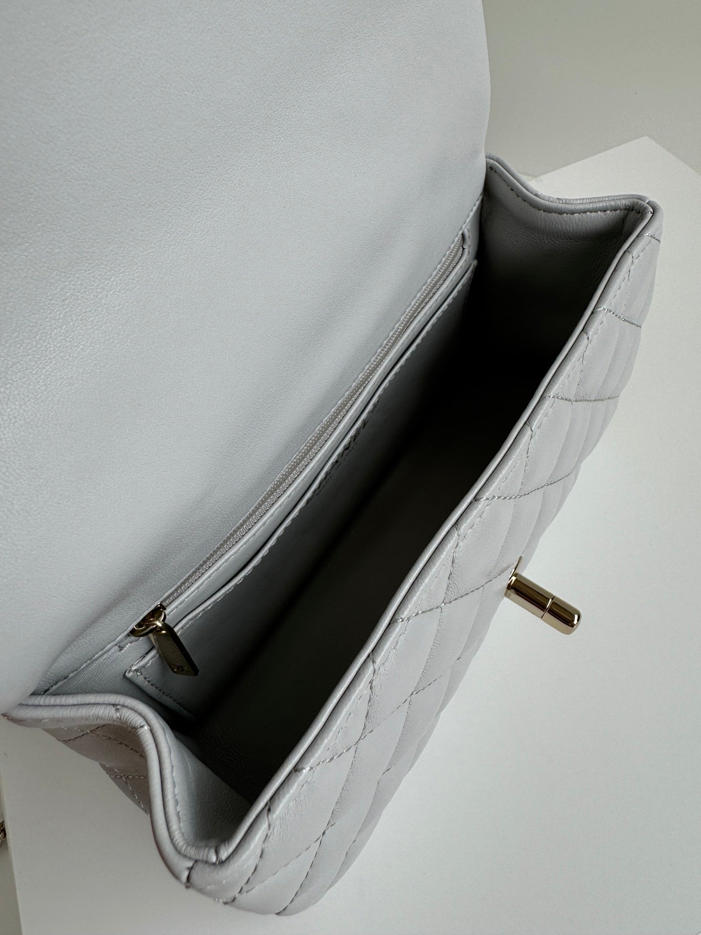 Bolso mini con solapa de 20 cm y asa superior de piel de becerro gris 24c