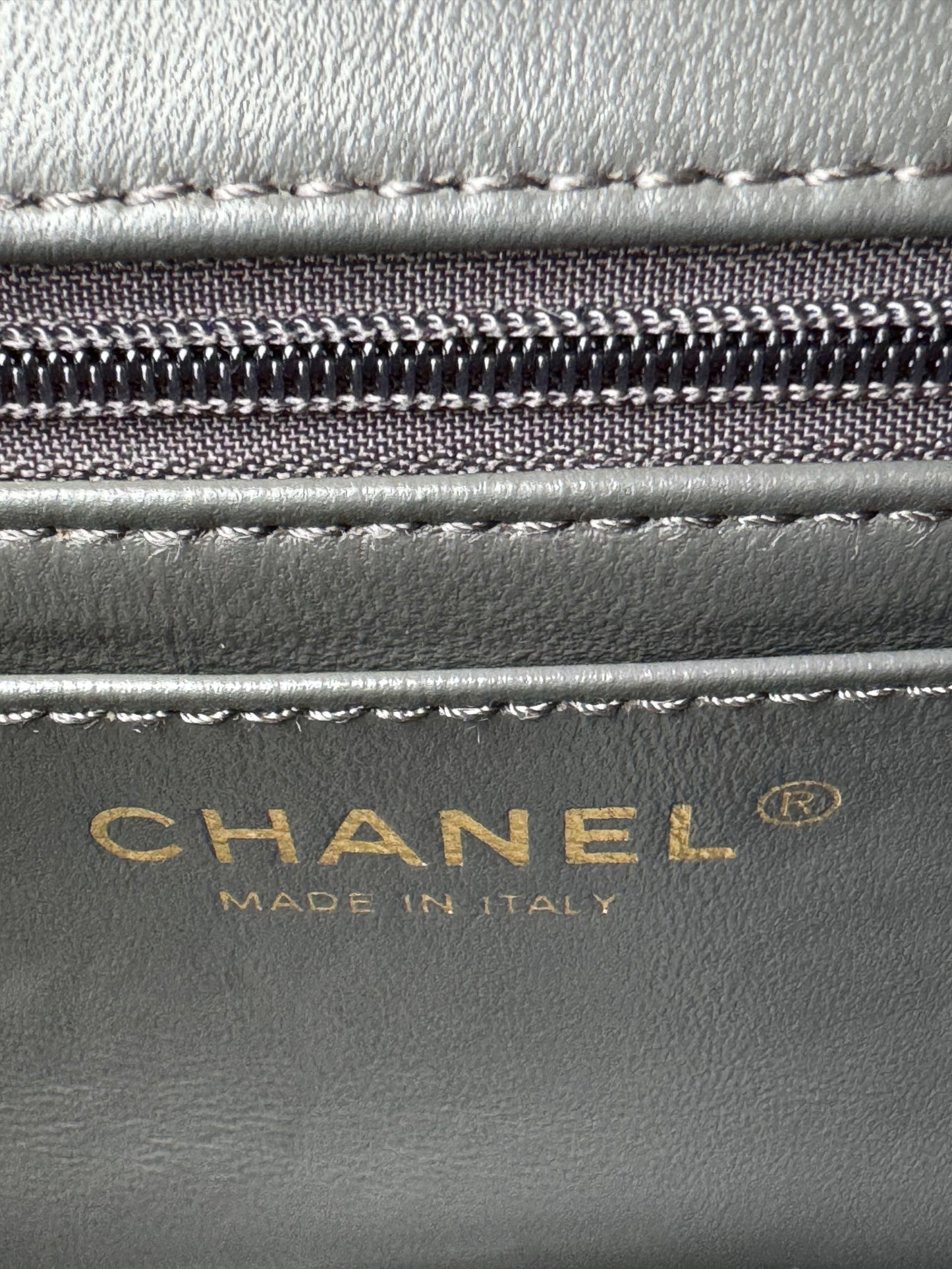 Bolso mini con solapa de 20 cm y asa superior de piel de becerro gris charol 24c