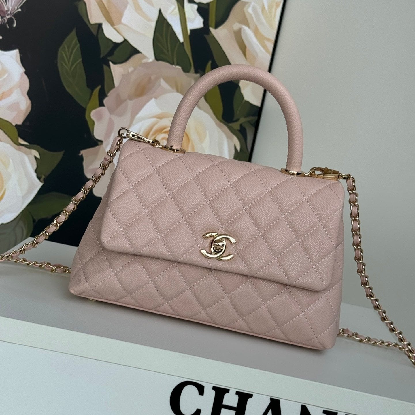 Bolso con solapa y asa de coco de 24 cm en piel caviar acolchada color rosa pastel