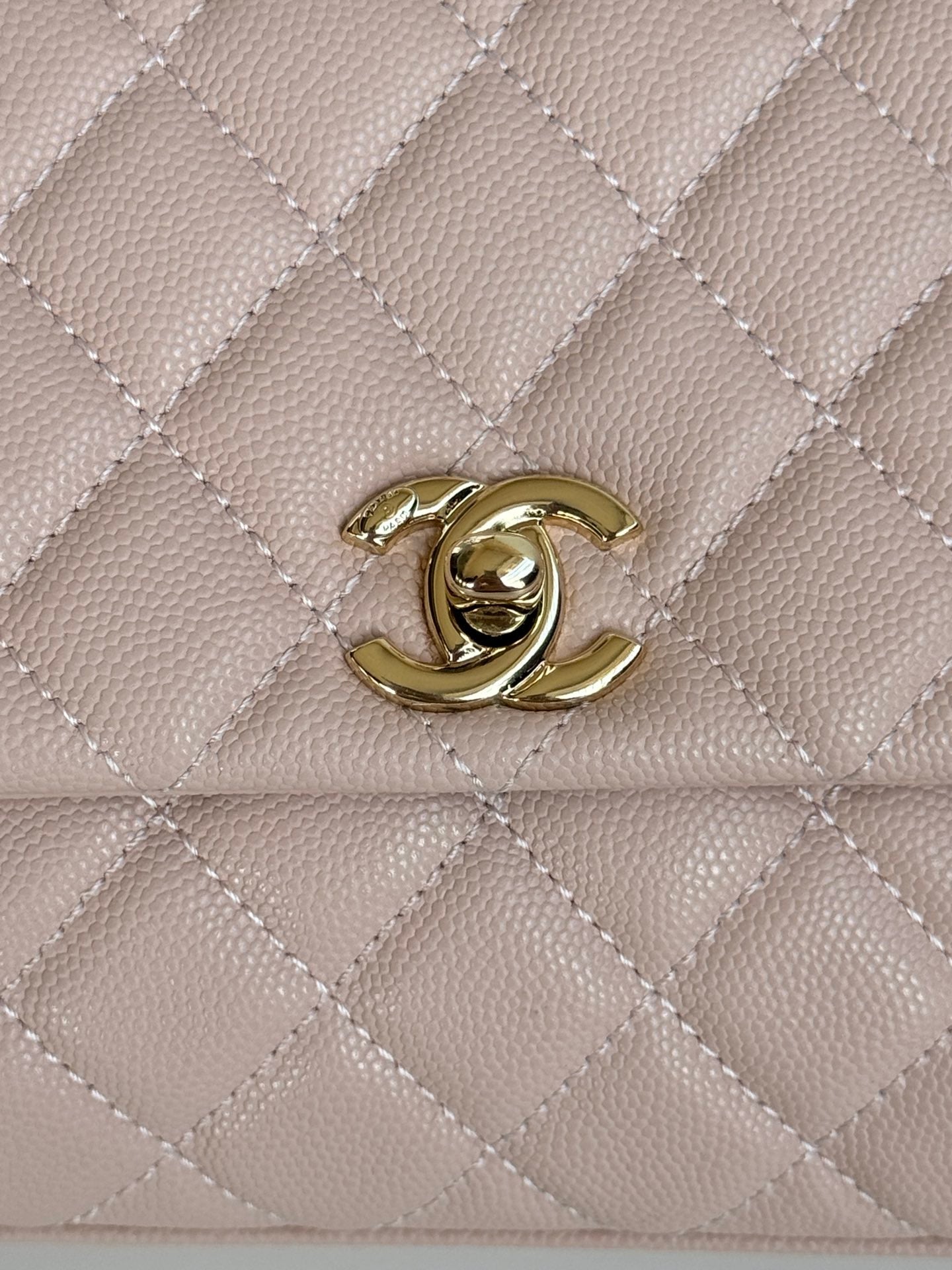 Bolso con solapa y asa de coco de 24 cm en piel caviar acolchada color rosa pastel
