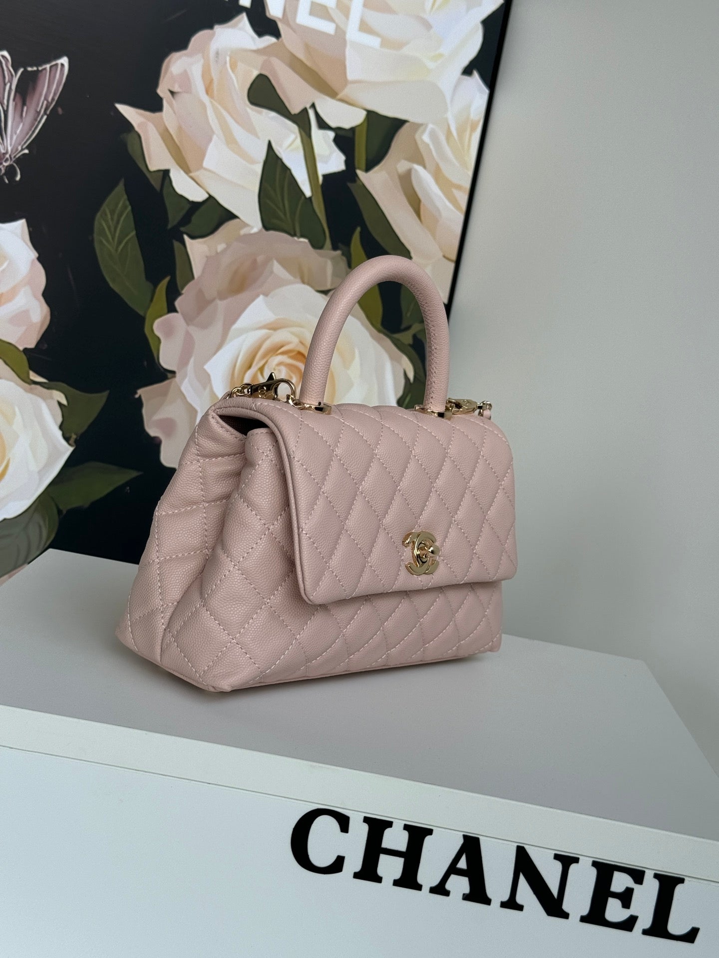Bolso con solapa y asa de coco de 24 cm en piel caviar acolchada color rosa pastel