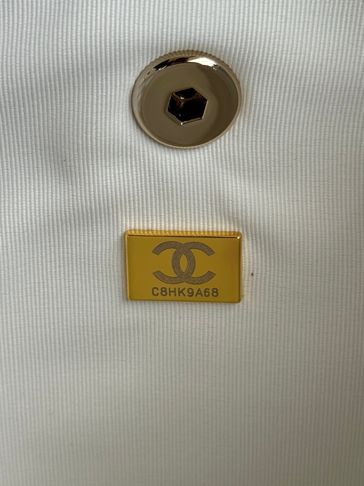 Mochila Duma de 22 cm, piel de cordero blanca, herrajes dorados claros