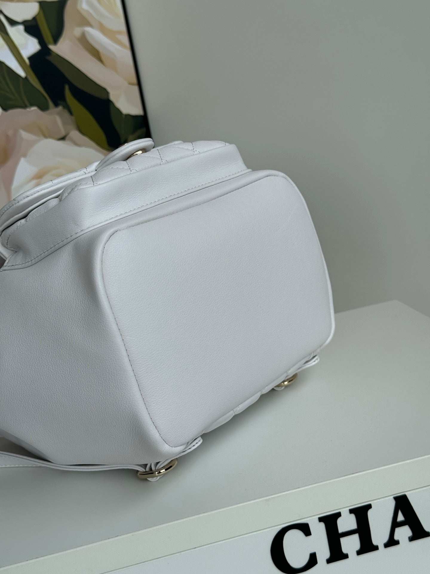 Mochila Duma de 22 cm, piel de cordero blanca, herrajes dorados claros