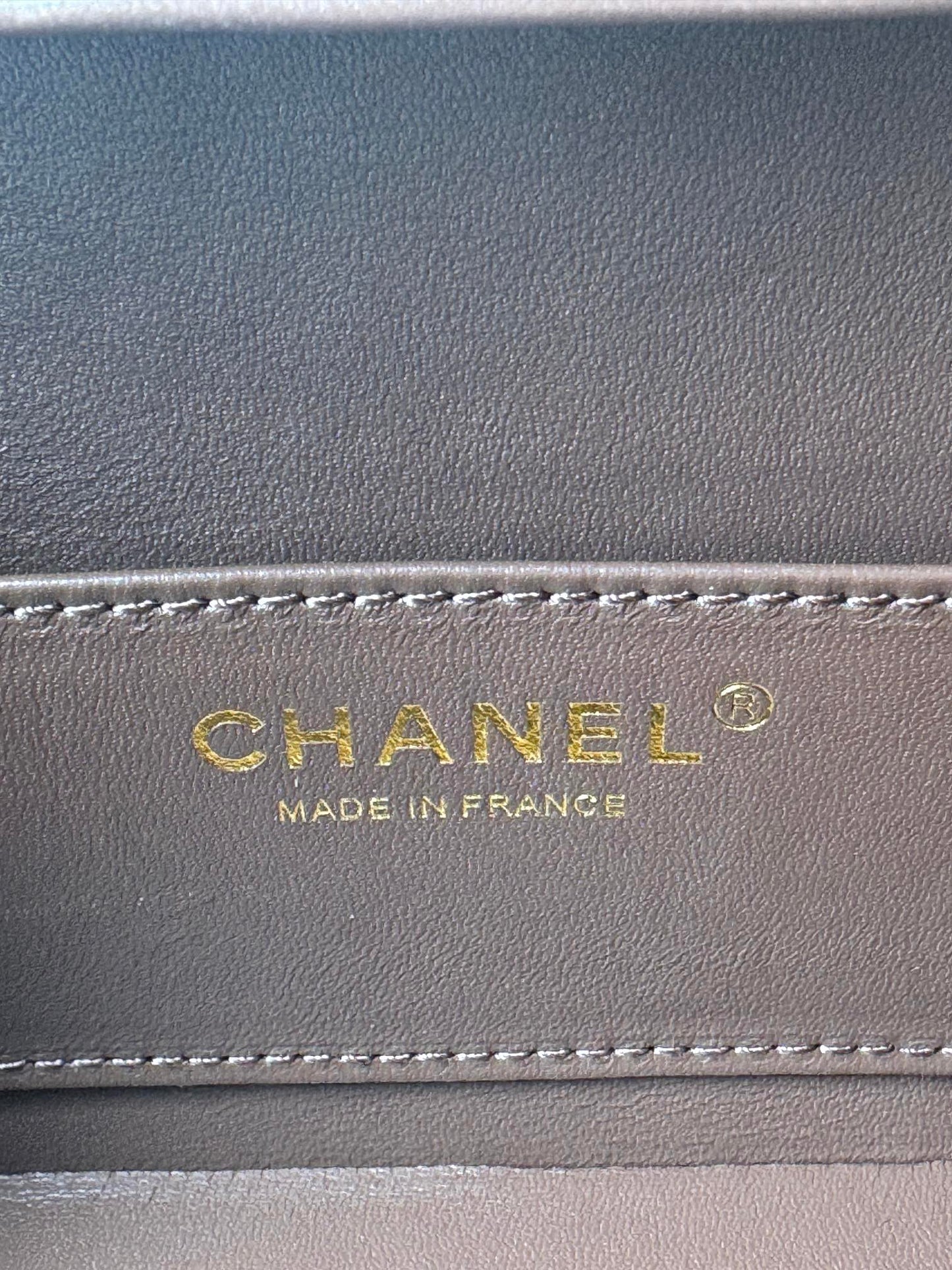 PETIT SAC BOÎTE 18 PO EN CUIR D'AGNEAU CHOCOLAT QUINCAILLERIE DORÉ