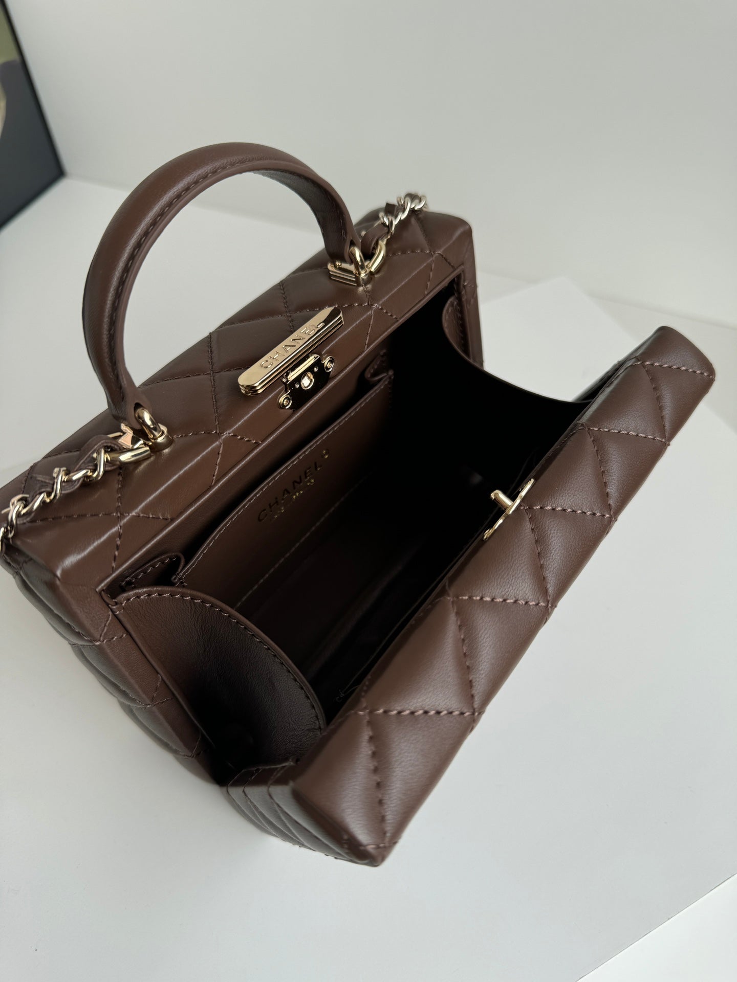 PETIT SAC BOÎTE 18 PO EN CUIR D'AGNEAU CHOCOLAT QUINCAILLERIE DORÉ