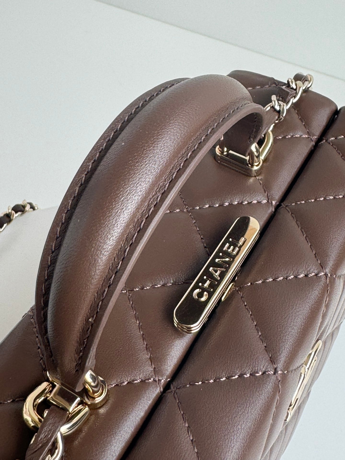PETIT SAC BOÎTE 18 PO EN CUIR D'AGNEAU CHOCOLAT QUINCAILLERIE DORÉ