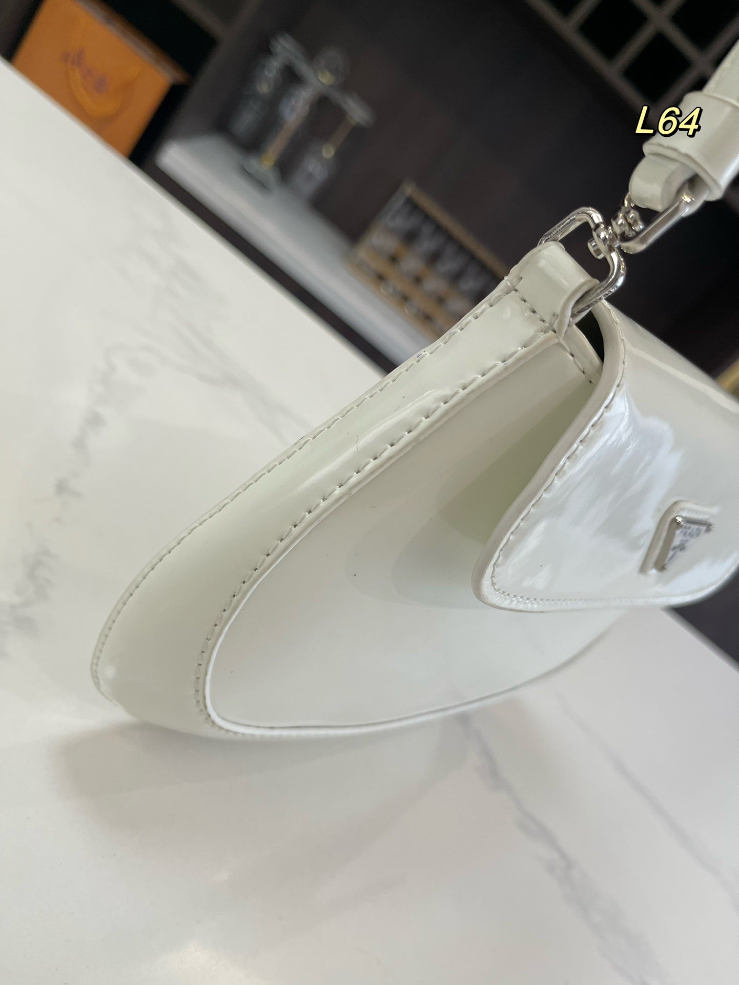 SAC À BANDOULIÈRE À RABAT PRA 25 CLEO EN CUIR BROSSÉ BLANC