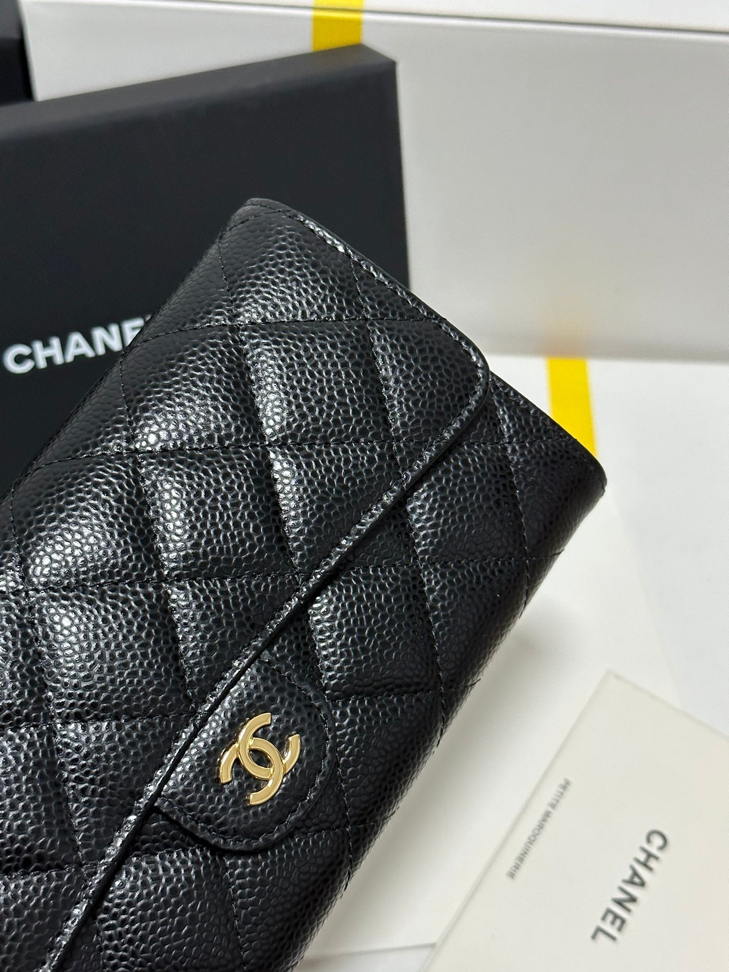 Cartera clásica CC con solapa larga, negra, acolchada, con hebilla dorada caviar 243676
